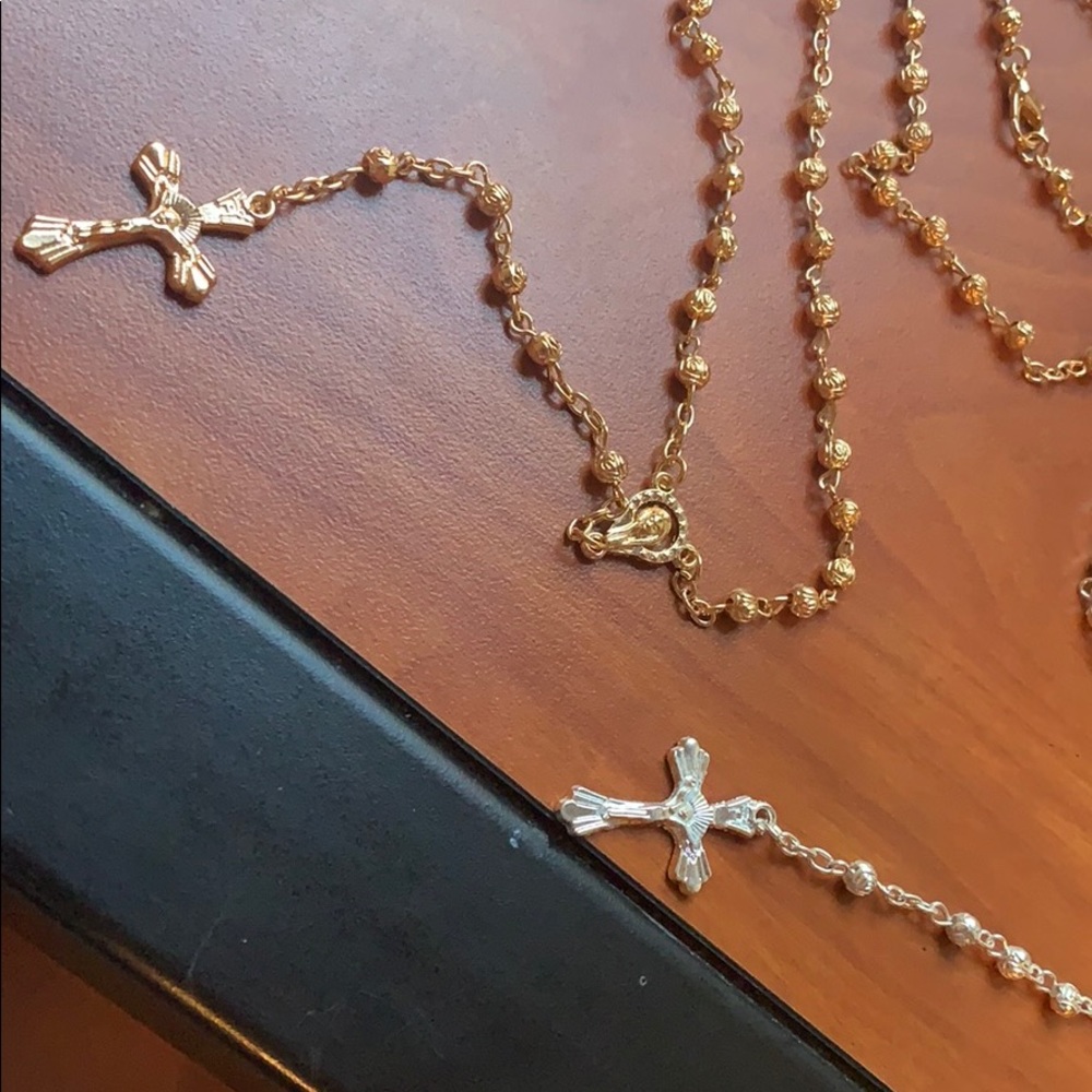 BEAUTIFUL ROSARYS. MULTIPLE COLORS, CLASP. - Picture 2 of 3